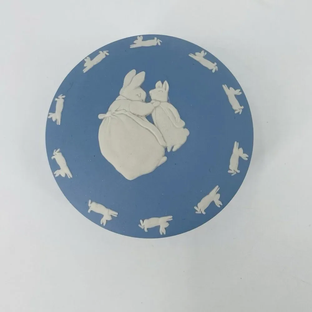 Vtg Wedgwood Blue Jasperware Peter Rabbit Round Trinket Box Signed Inscribed 3